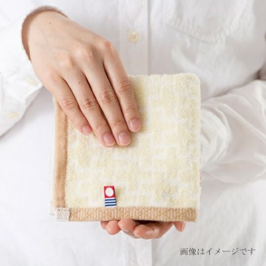 今治謹製　千歳はんかち　木箱入り　タオルハンカチ3枚セット　HK3017　ブルー　（今治産）を手に持ったシーン