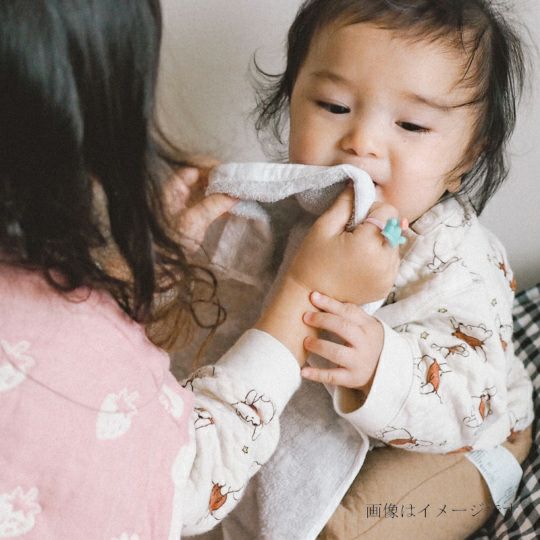 今治謹製 First towel　木箱入り　ハンドタオル2枚・スタイ1枚セット　FS7740　ピンク　(今治産)と赤ちゃん