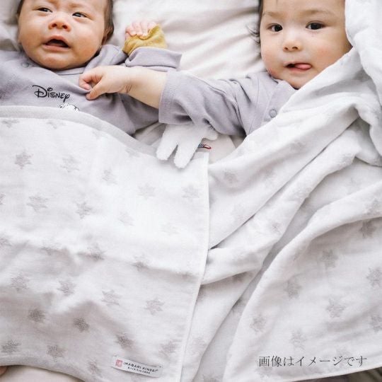 今治謹製 First towel　木箱入り　フェイスタオル2枚・にぎにぎ(鈴入り)1点セット　FS7750　ピンク　(今治産)の赤ちゃん