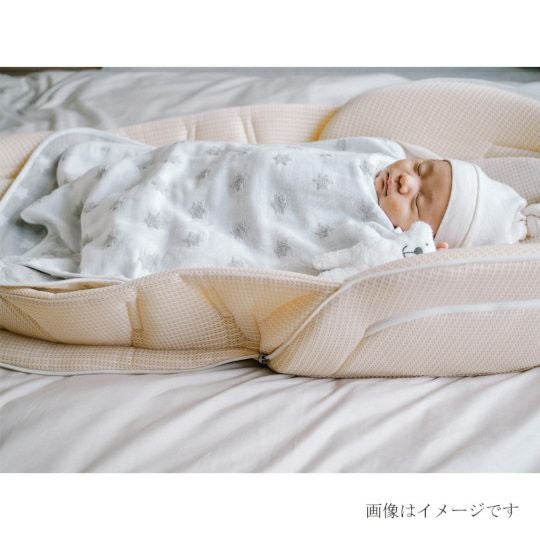 今治謹製 First towel　木箱入り　フード付きバスポンチョ1枚・スリーパー1枚・フェイスタオル1枚・ハンドタオル1枚・スタイ1枚・にぎにぎ(鈴入り)1点セット　FS7720　グレー　(今治産)と赤ちゃん