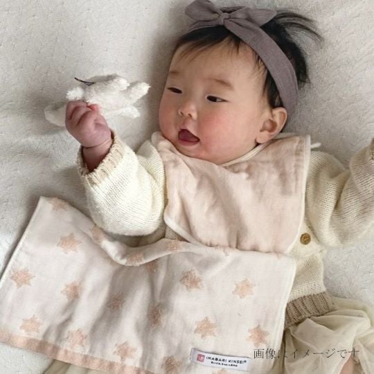 今治謹製 First towel　スタイ1点　20×23cm　TFS03　(今治製)　ピンクの使用イメージ